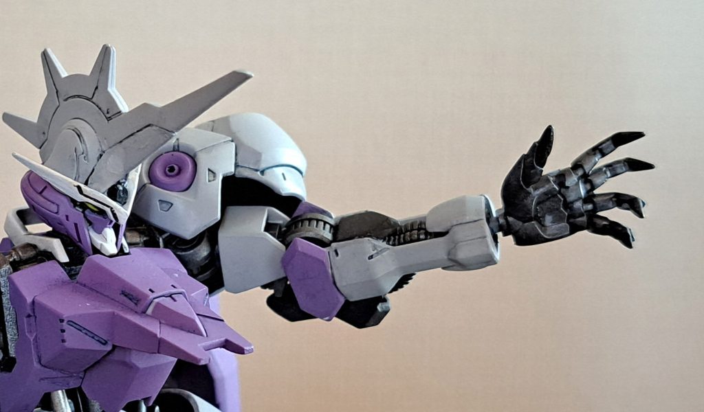 手のひらをコトブキヤパーツを加工、悪魔っぽくしました。