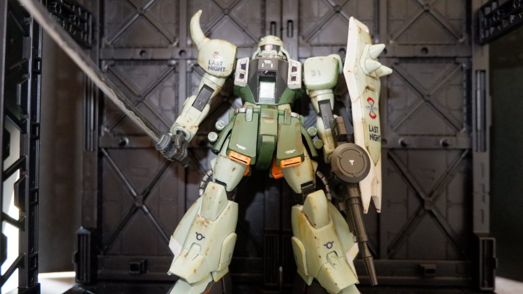 意味なく実体剣を、SEED世界ではモビルスーツも日本刀持ってるから、ザクウォーリアが持っていてもまあ。