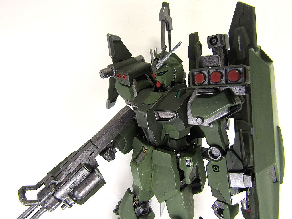 火器管制能力向上のため、ランチャーの肩装備。左肩には大型ミサイルを装備しています。撃ち尽くしたら固定具を炸薬で飛ばし、パージします。