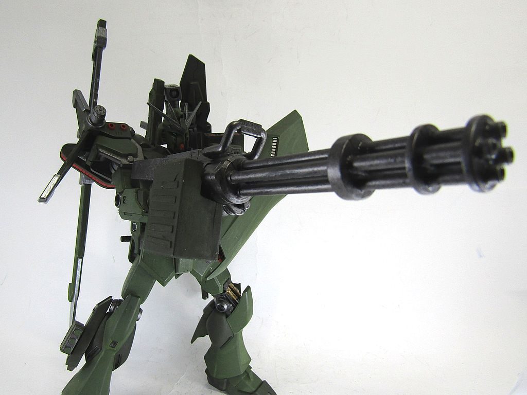メイン武装の大型ガトリング砲。境界戦機の武装を基にストック延長、大型弾倉の追加をしています。見た感じ、弾が全然足りないよね！という感じだったので、大型マガジンを作ってみました。どこから排莢するのかは不明です。