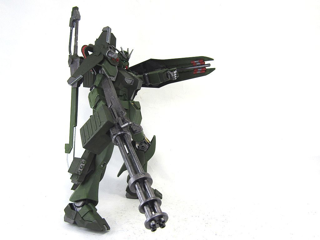シールドのビームライフルとミサイルはそのままです。脚部には追加スラスターとスモークディスチャージャーを追加しています。