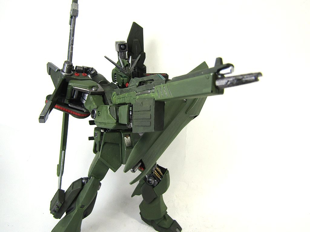 バズーカの代わりに背負っているビームライフルです。これもマガジンを大型化してみました。