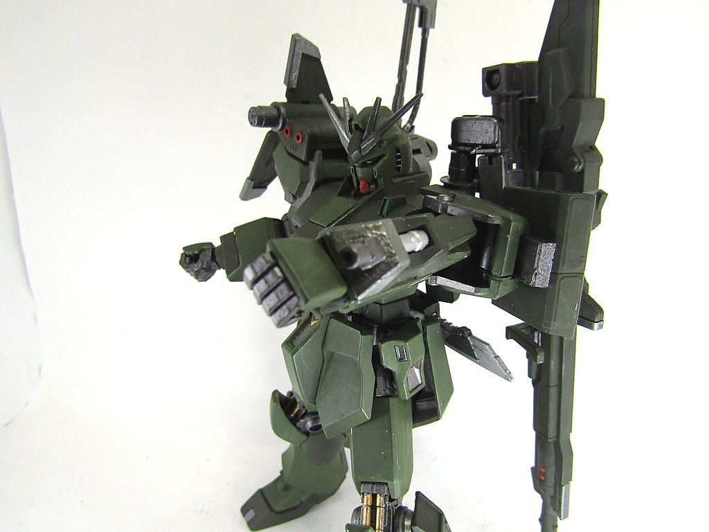 左腕にはビームサーベルの代わりにビームカノンを装備。シールドが無くなっても同じように牽制などに使えます。