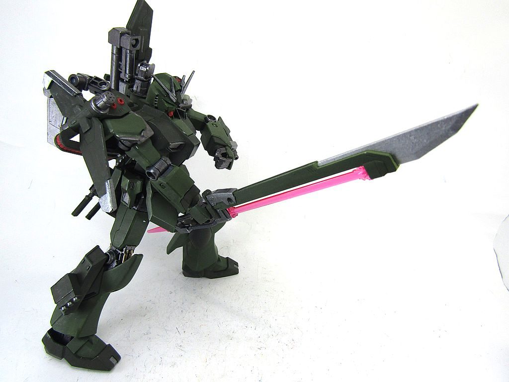 大型対艦刀。何となくνのビームサーベルに通ずるデザインかも。