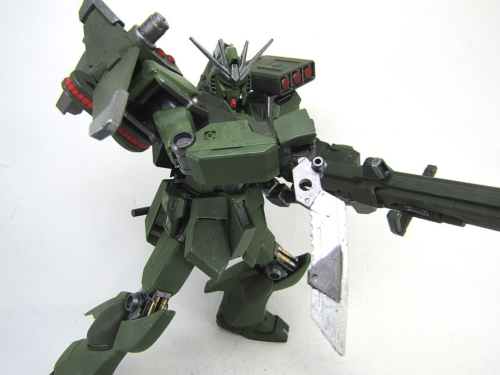 腰に鞘を兼ねた固定パーツを作成。そこには2つ装備があり、一つ目がヒートナイフ。