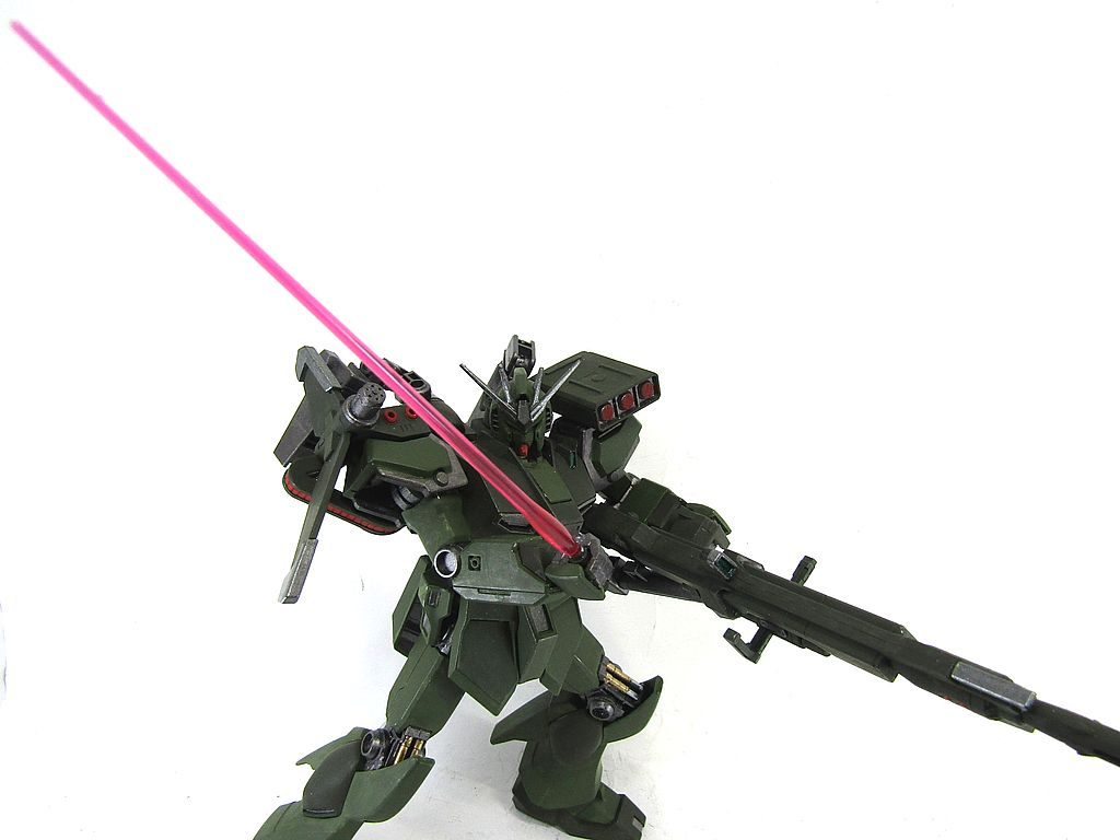 2つ目がビームサーベル。装甲の能力に合わせて使い分けたりします。