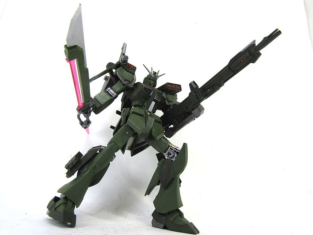 いかがでしたでしょうか。最初はGコマンダー的なものを作りたかったのですが、SEEDコンの時に作製できなかった機体の関係で、時間が取れませんでした。時間的に余裕があると思っていましたが、子どもの夏休みに合わせた家族サービスなどもあり、思ったほど時間がありませんでした。(ToT)以前作製した陸戦型サザビーと対決しそうですが、デザートカラーとフォレストカラーで任務地が離れていそうなので、遭遇出来ないかも。(;^_^A