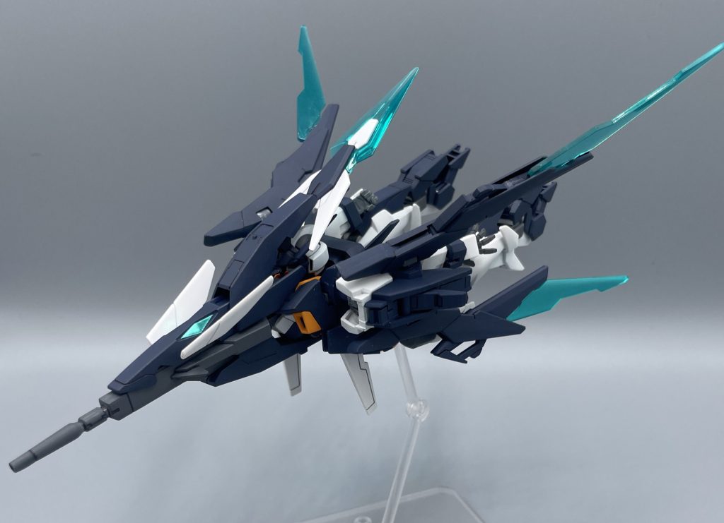 フェニックスモード　高速飛行形態のフェニックスモード。不死鳥の名が示す通り、シールド部分には ”目” のような造形があり、“鳥っぽさ” を感じさせるデザインになっていますね。　この状態で撃つマグナムは、本体との直結によって威力が上がっており、Ｆファンネルも同時射出可能というトンデモ性能になっております。 　※シールドも取り付けられる等、AGE-２よりもやや機体が複雑になっているため、飛行形態をカッコよくまとめるには、少しコツや慣れが必要な印象があります。いけっ、ファンネル！！！