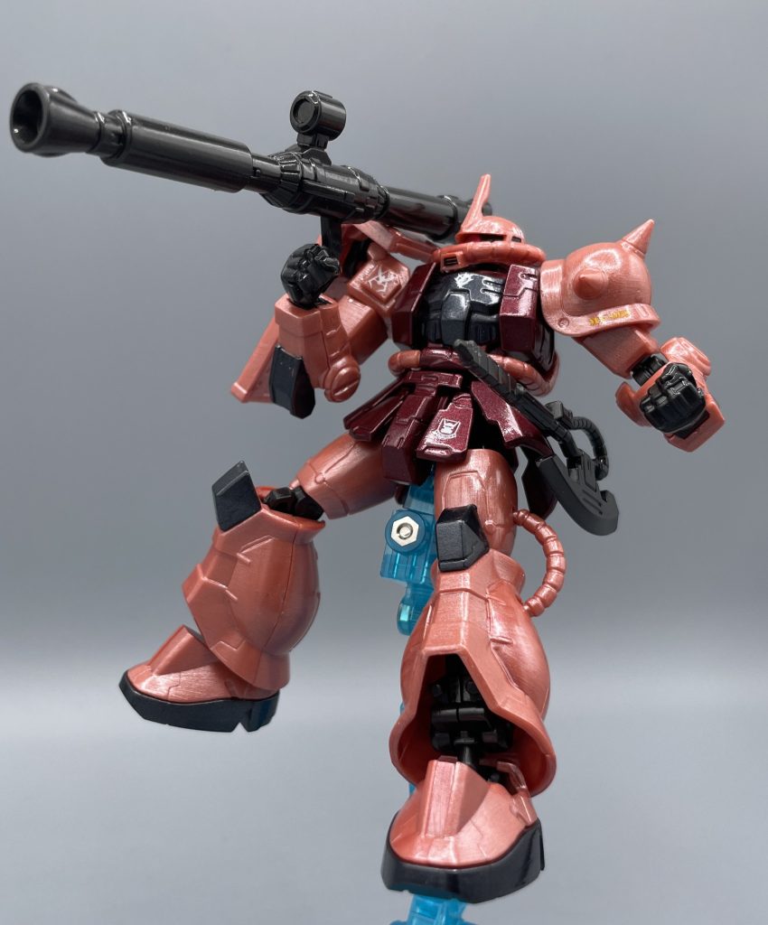 ザクバズーカ!!  最後の砦であるトップコートまで、私とザクはやってきました。筆塗りの場合、ある程度の筆ムラは絶対出てしまうものですし、それをいかに抑えるかが筆塗りモデラ―の腕の見せ所です。 艶消しトップコートは、その筆ムラさえも“味” に変えてしまう、魔法の調味料。そう、それはさながらハッピーターンの粉のような!どんな食材をも旨くしてしまうアウトドアスパイス”ほりにし”のような!カルピスを濃いめで飲んだ、あの夏のような!! しかし、今回はその“艶消しスプレー”に頼ることは出来ないのです。だってテッカテカに仕上げるのが目標なのだから。