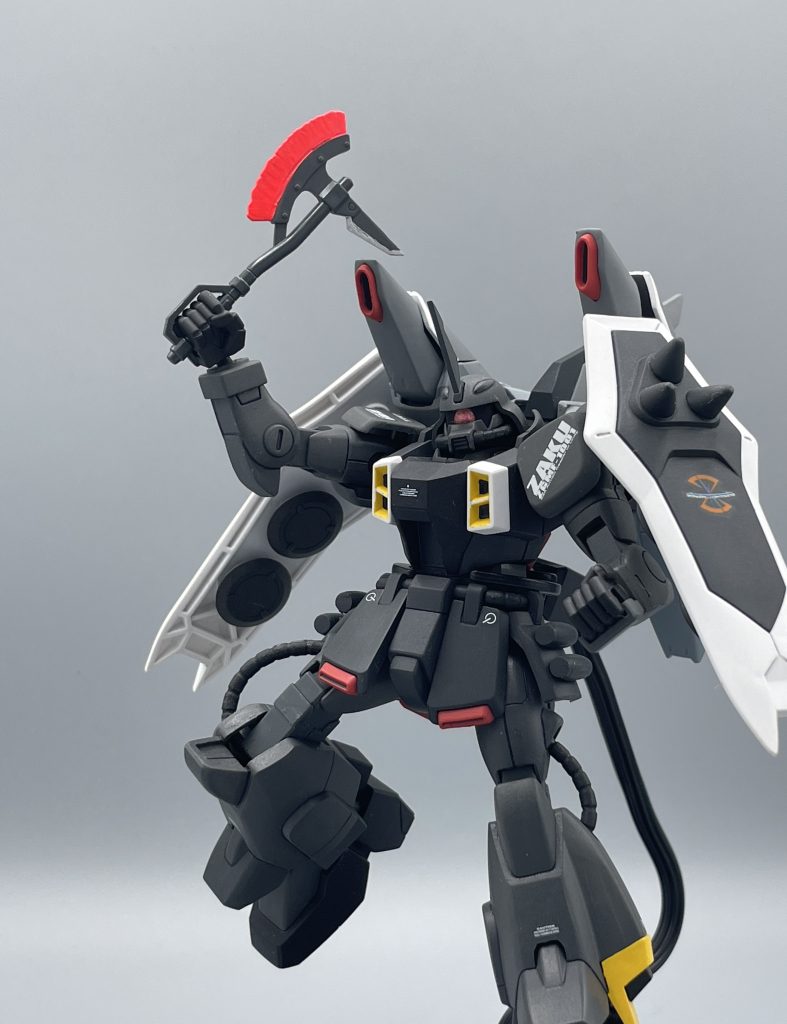 MA-M8 ビームトマホーク ザクファントムのシールド内部(!)に格納されたビーム刃の格闘兵装。使いたい時に、ジャキッ!っと盾から生えてくる便利なアックスです。