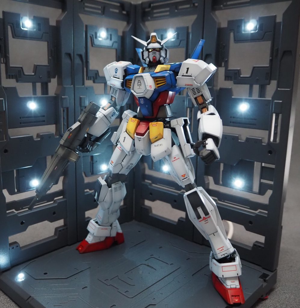 指は親指以外を嵌め込むタイプ。やや親指の関節が外れやすいので接着が推奨かも知れません。