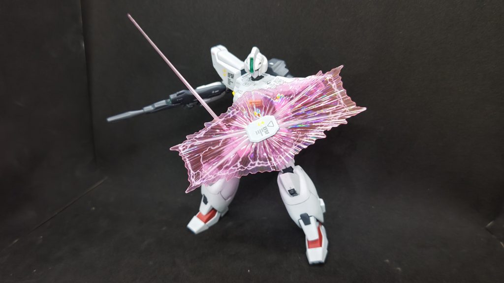 シールドとサーベル構え