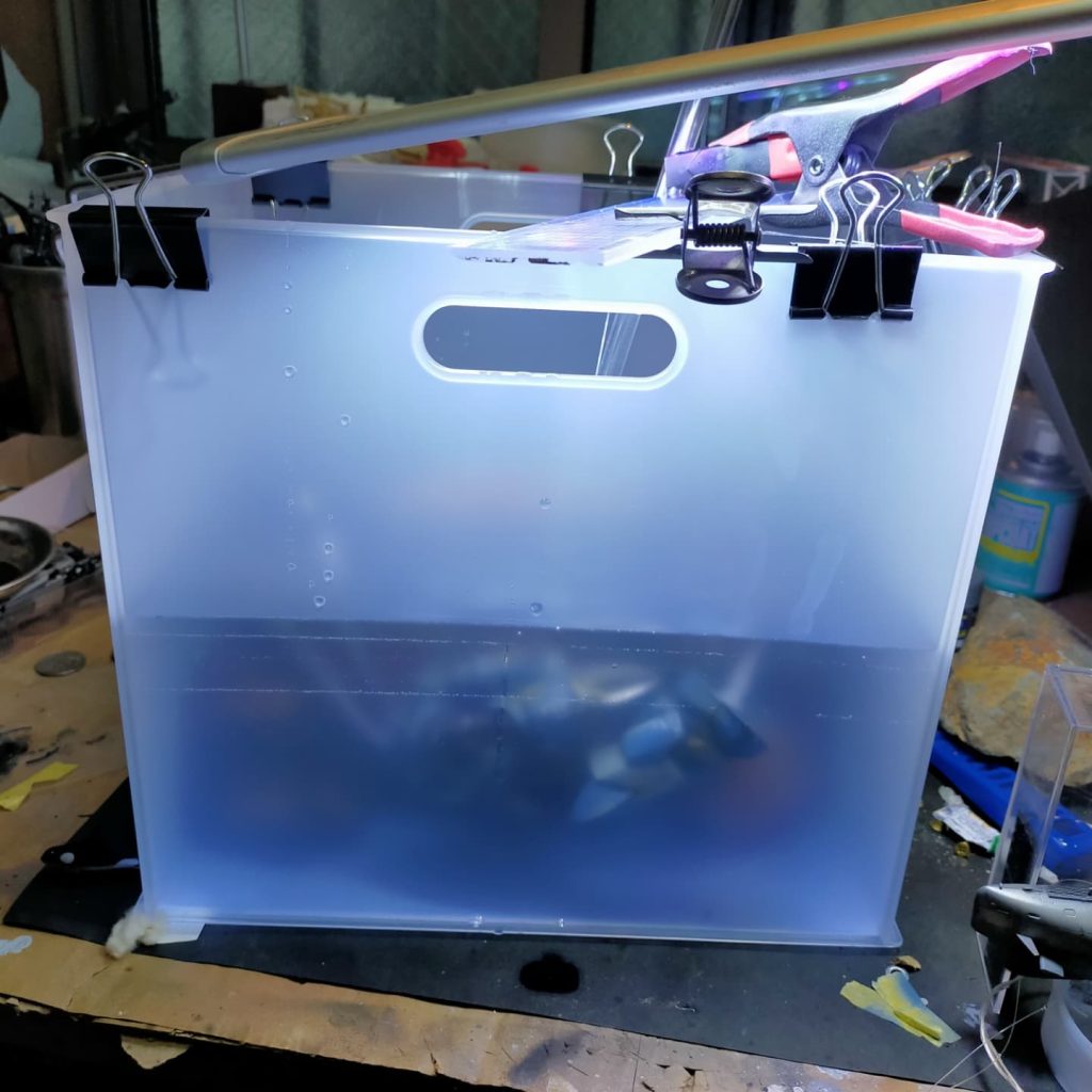 レジンで固め中。レジン代が高くて泣きました。