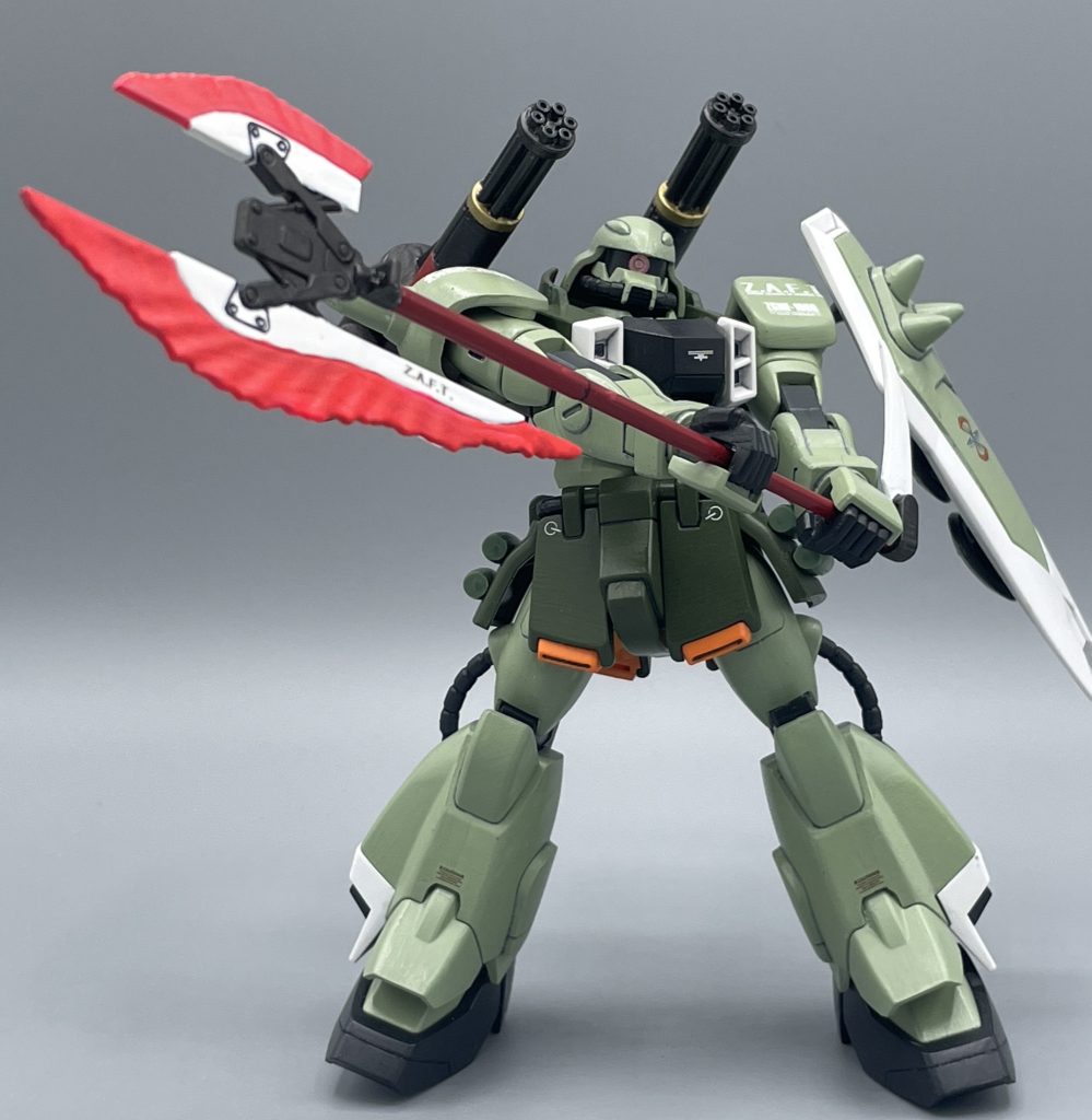 スラッシュウィザード装備 格闘用の巨斧を装備し、近接戦に特化した本形態は「スラッシュザクウォーリア」と呼ばれます。これも見て分かると通り、でっかい斧で「斬って斬って斬りまくる!」をコンセプトとしています。 SEED DESTINY劇中では、イザーク・ジュールの専用機が本装備を纏って活躍をしました。イザーク機→https://gumpla.jp/hg/2042156