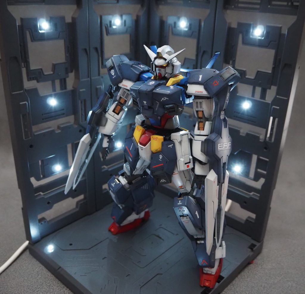 ハンガーで出撃を待つAGE-1 グランサをイメージ。頭部メインカメラの裏側に貼るシールのおかげで光をよく反射します。