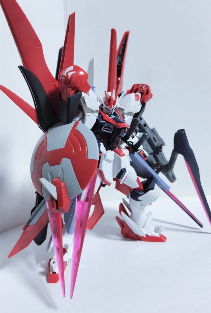 シールドブーメランは手持ち武器としても使えます。イメージはブラックナイトスコードシヴァのヒート剣もう片方にはエアリアル改修型のライフルを近接武器としてビームシザースにしています