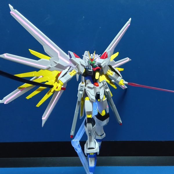 HG マイティーストライクフリーダムガンダム。ようやく作ることができました。今回は頭部ツインアイ・センサーの発光、プラウドディフェンダーのピンクのラインが発光するように改造しました。関節は元から光るようになっていたので、何もせずに済ました。個人的にはレールガンに足が干渉して少し横に動かしづらいかな...？という感じ。それでも可動範囲は凄く広いです。ヤバいめっちゃカッコいい...。（2枚目）