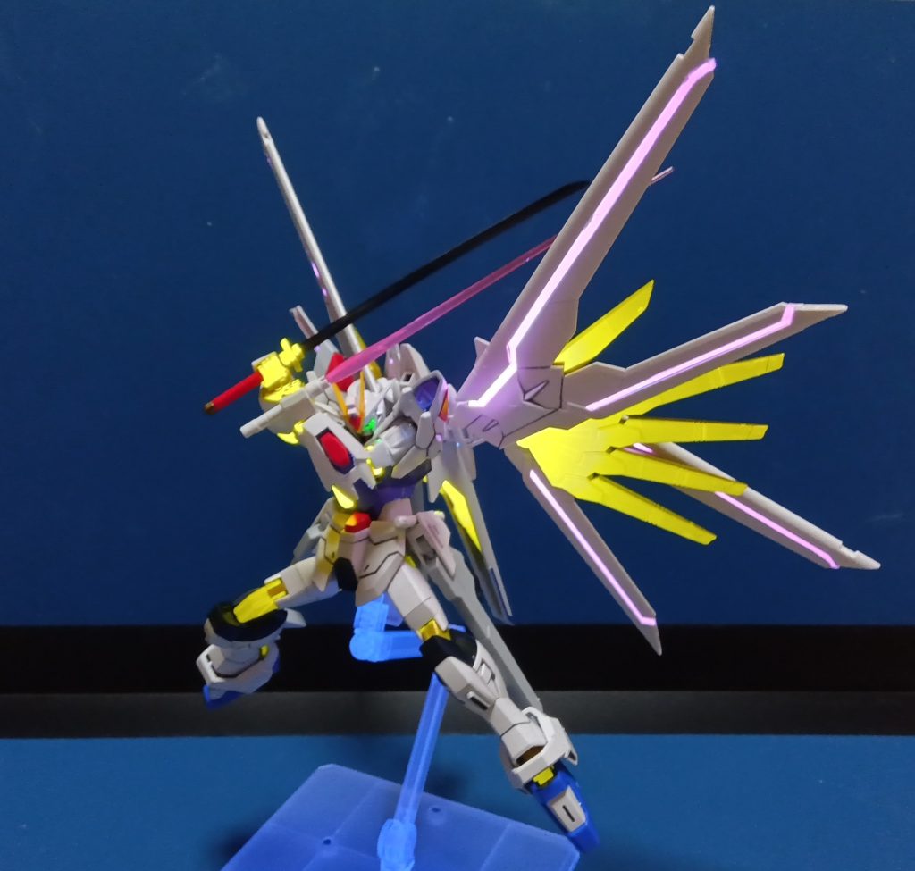 対艦刀フツノミタママイフリの代表的な武器と言っていい武器。プラモでは二種の表面仕上げでクオリティ、質感ともにすごく良いです。