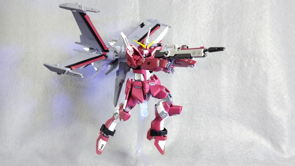 劇中では使われていませんでしたがちゃんとビームライフルでの攻撃も様になります。