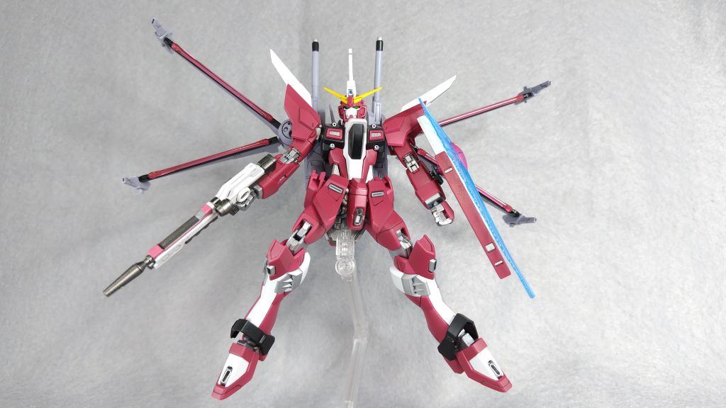 バックパックのウイングがXに展開できるのがいいですね。手足も開くと大きく見えて迫力も出ます。