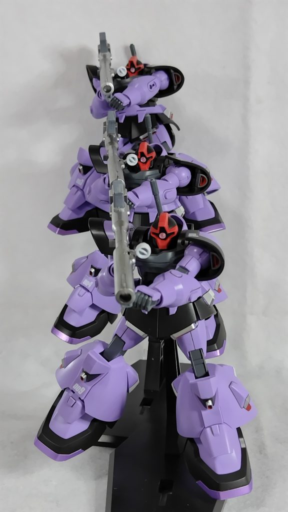 3体連携の射撃。バズーカーでも連射できる戦術ですね。劇中でもこんな感じなのありました。一番奥は別売のアクションベースを使って高さを出しました。