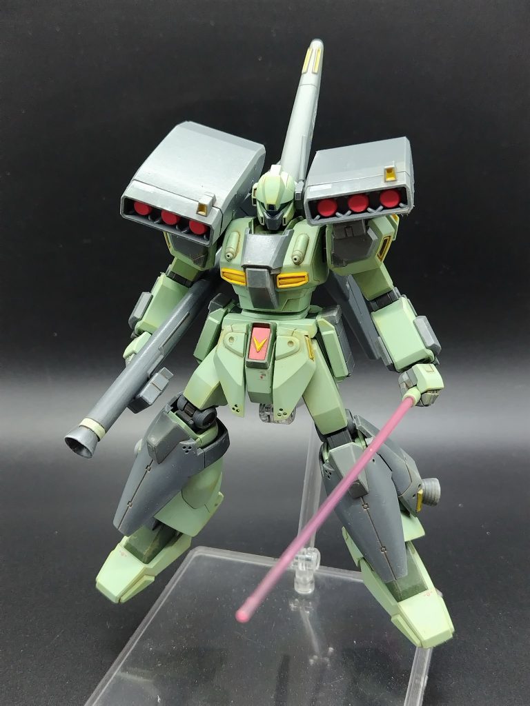 ノーマルジェガンは腰にサーベルラックがあったけど？こいつはどこから出してきたんでしょうか。