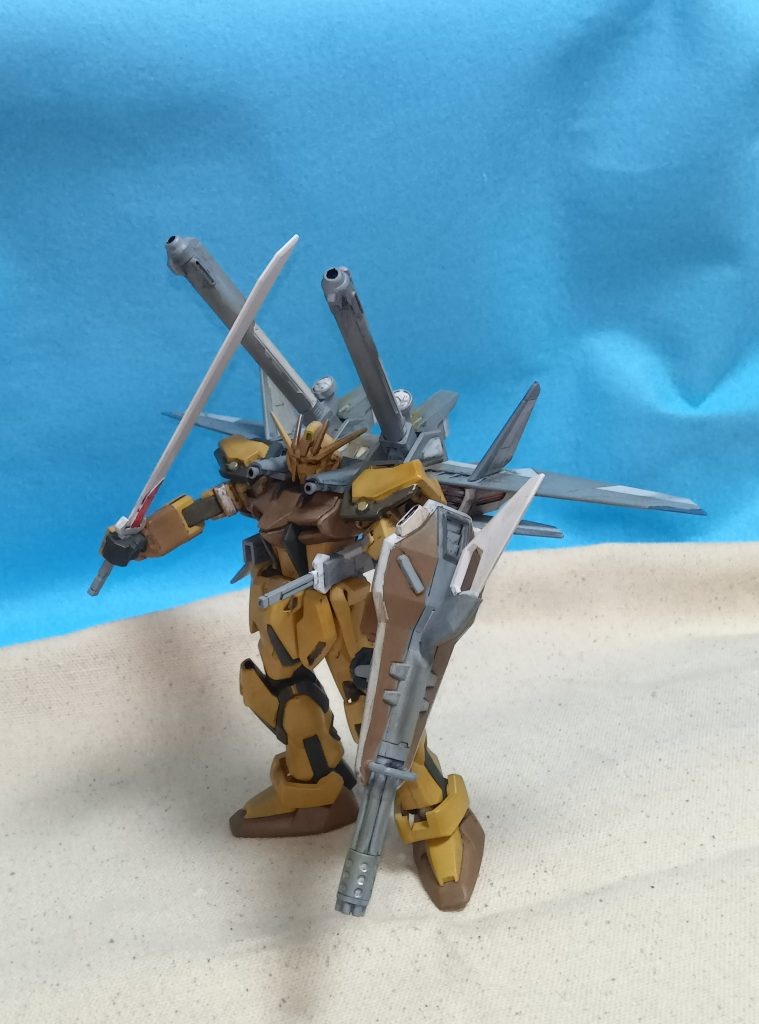 接近戦で邪魔になりそうなレールガン。太刀筋が限定されます。