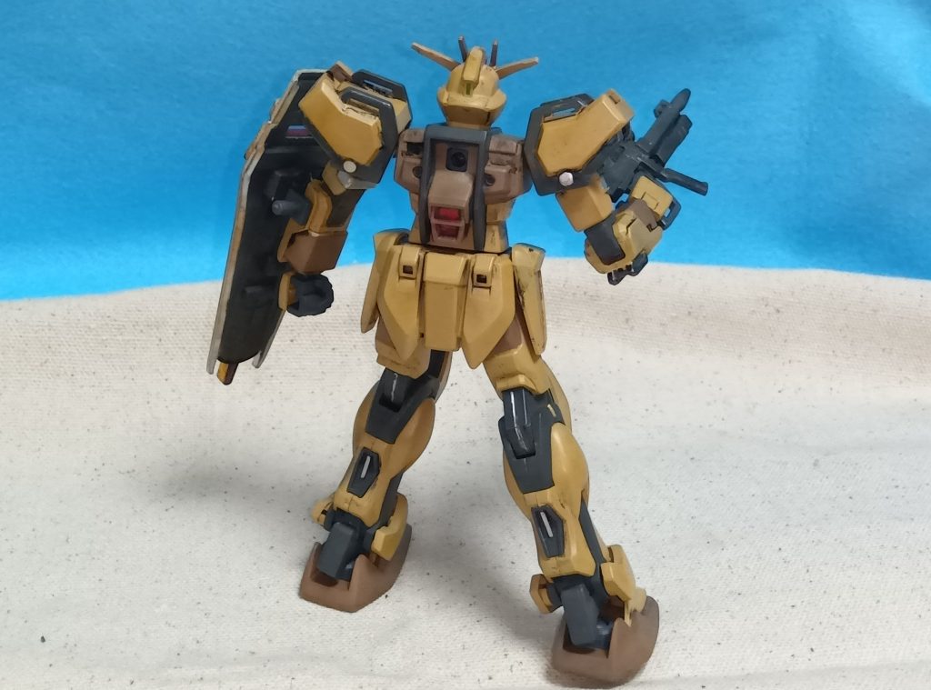 久々に古めのキットを作ると、今のガンプラの進化がよくわかりますね。塗り分けが面倒で、制作にえらく時間がかかりました。