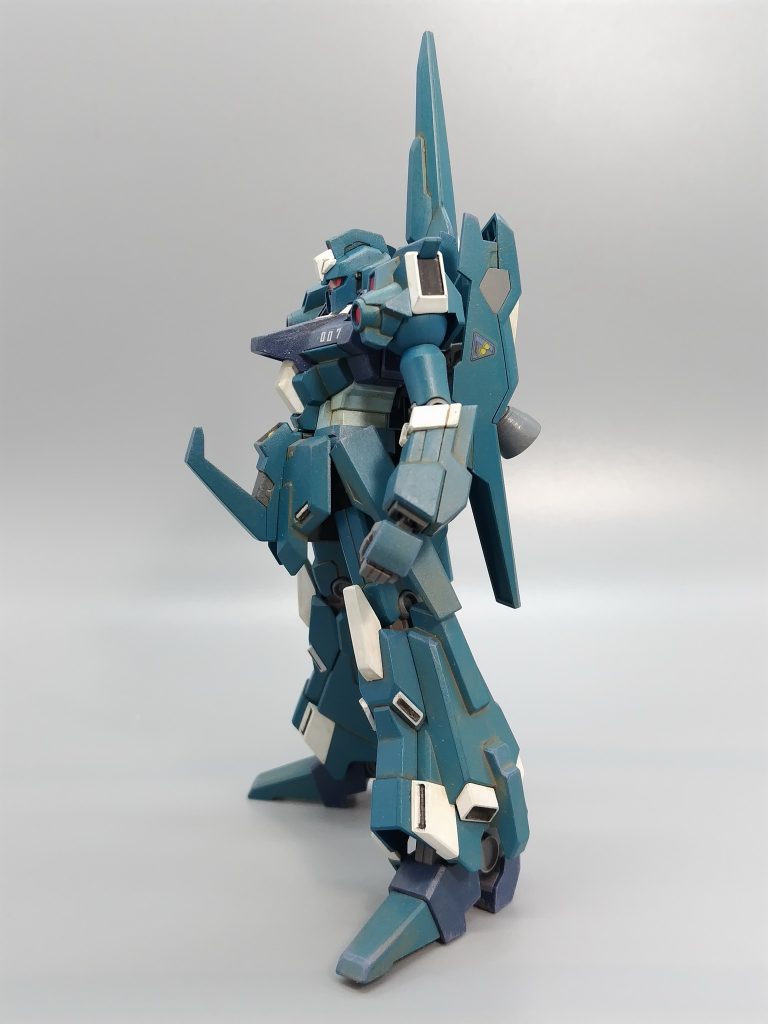 合わせ目は肩部に出ますがあとはほぼ目立たない。