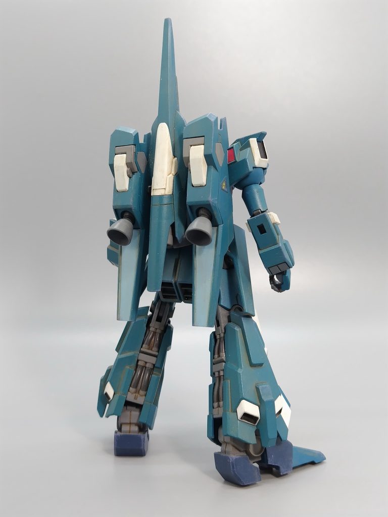 変形後はゲタにも使えるため折り畳みグリップが再現されています。