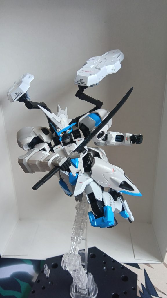 武装は刀、足部ハンターエッジ、ダインスレイヴ2弾、シールド2枚です。