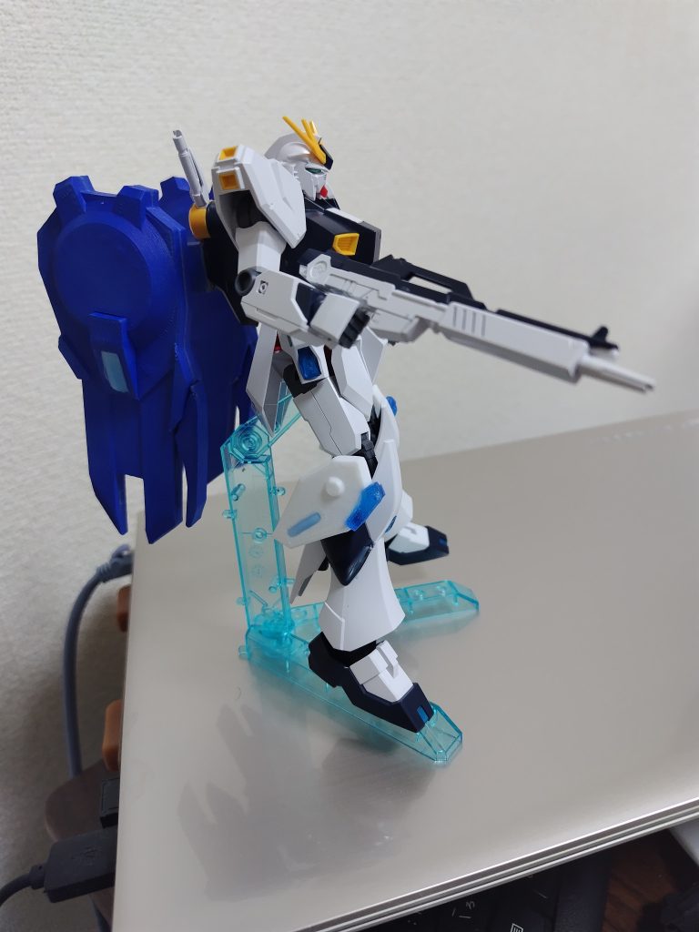 横からバッテリーとバックパックは宇宙世紀っぽくカクカクにアレンジ あとから振り返ってみるともう少し色分け頑張ればよかったかな?