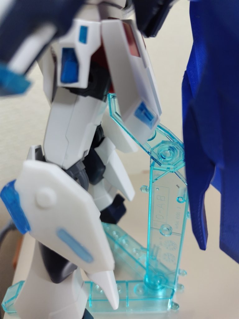 EGνガンダムをGレコ風にプチ改造しましたと言ってもただ所々クリアにしてバッテリーとバックパックをくっつけただけのお手軽改造です武装はファンネルとシールドが無いこと以外そのままですシールドは塗装失敗したので装備させていませんぶっちゃけEGにシールドつけるとポージングがうまく決まらないし