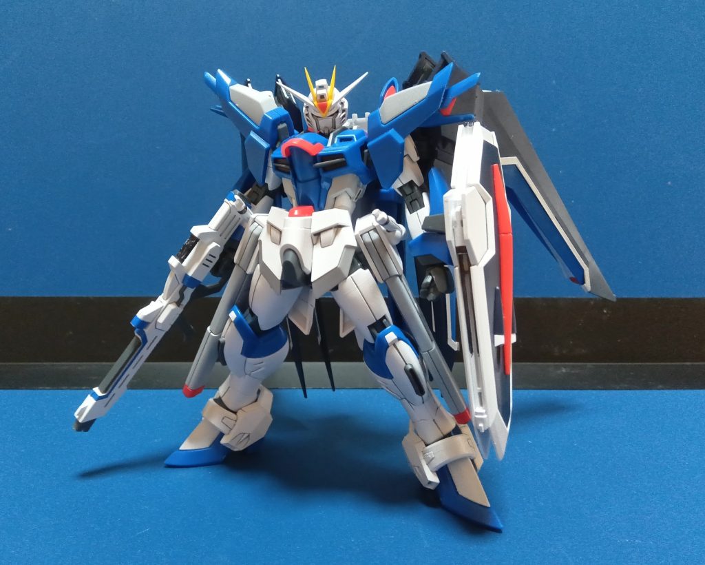 発売から5ヶ月程遅くなりましたが、ようやく製作することができました。このキット、「SEEDアクションシステム」が搭載されているので、劇中のポーズはほとんどできてしまいます。ただ、背中の翼が大きいので、自立しにくくなっています。