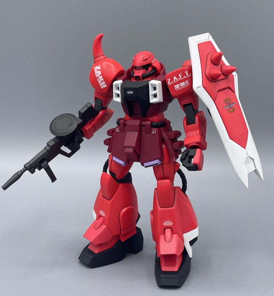 ZGMF-1000/A1　GUNNER ZAKU WARRIOR　機動戦士ガンダムSEED DESTINYで、ルナマリア・ホークが搭乗した機体です。ZAKUは、前大戦のGAT-X シリーズを凌駕する性能を誇り、一部のエースパイロットに優先的に配備されていきました。　本機のパイロットであるルナマリア・ホークは、ザフトのエリートである赤服のパイロットです。軍人でありながら、改造ミニスカを着用し男性ファンのハートを打ち抜きました。ルナマリアが装備したウィザードは、主に砲撃戦仕様のガナーウィザードであり、機体は彼女のパーソナルカラーである深紅に染められていました。　ディアッカに憧れていたから、射撃が苦手なのに砲撃戦仕様に乗っていたなんて噂話もあった気がしますが、真偽のほどはどうなのでしょう？？ベース機のザク・ウォーリアはこちら→https://gumpla.jp/hg/2042265ディアッカの「ZAKU」はこちらから  →https://gumpla.jp/hg/2042189