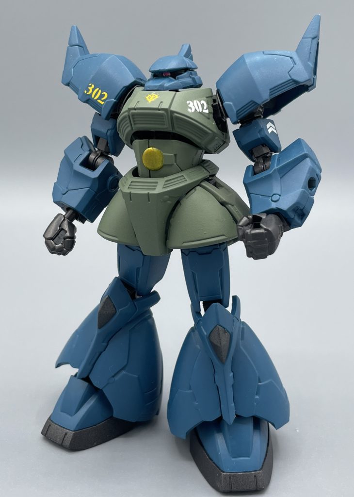 MS-14B アナベル・ガトー専用ゲルググ　カッコいい・・・。私は正直、ガトーのパーソナルカラーはあまり好みではありませんでした。特にガトー専用ザクを初めて見た時、「ガトー…さすがにセンス悪すぎねぇ？」なんて思ったのを覚えています(^^;笑　ところがどっこい。ゲルググになってみるとどうでしょう・・？？かっちょい～！と一瞬の手の平返し(笑) 　そして１度でもカッコ良く思えてしまったが最後、今ではガトー専用ザクⅡもカッコ良く感じてしまう体に・・・・(笑)　ガトーザクより、ガトゲルファンが多い(主観)のは、ザクは青×緑に加えて白と藤色もあって、４色もあるからガチャついた印象になっているのかなぁ～なんて推察しています🤔