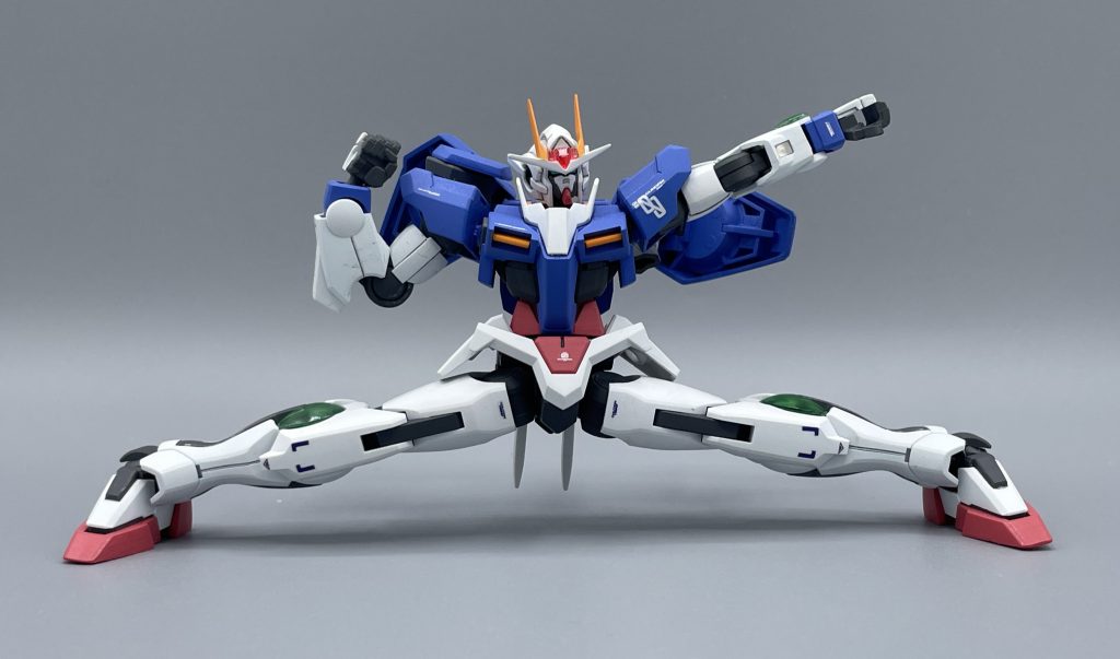 第4世代モビルスーツの凄さは、劇中の活躍だけにとどまりません。2008年に発売されたダブルオーガンダムは、これまでのガンプラの常識を超えた、驚異的な可動範囲を見せました。ガンプラ界のエポックメイキング・一つの時代の転換期とも言える傑作キットとして世に放たれました。しかも価格は、当時の割引込みで1,000円を切るという驚きの安さ。