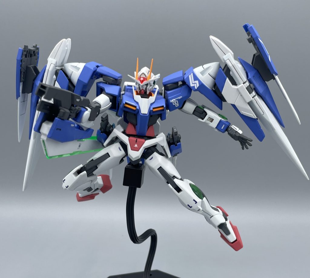 GNソードⅢ・ライフルモード　GNソードⅢは折りたたむことでライフルモードへの変形も可能です。ライフルとしての機能も高められており、３連ビームライフルになっています。　これにより、ビームの連射・拡散に加えて、ビームを収束させた強力な一撃を放つことも可能となりました。