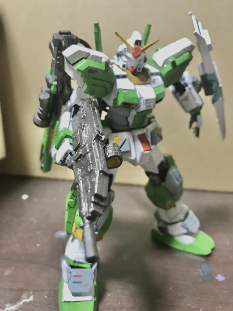 正面からグリーンメインのガンダムってあまりないので少し違和感があるような...｡