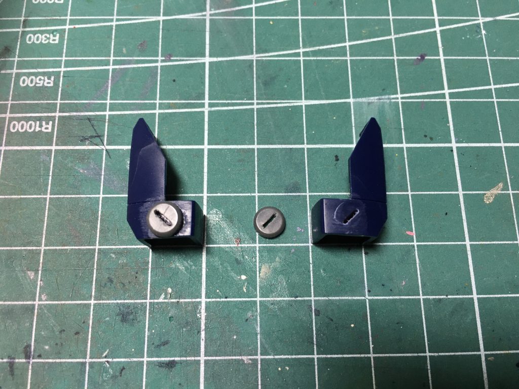 ついでに腕の側面にも6.0mmサイズのマイナスモールドⅢを貼っています。ここに何を装着するかは現状未定...
