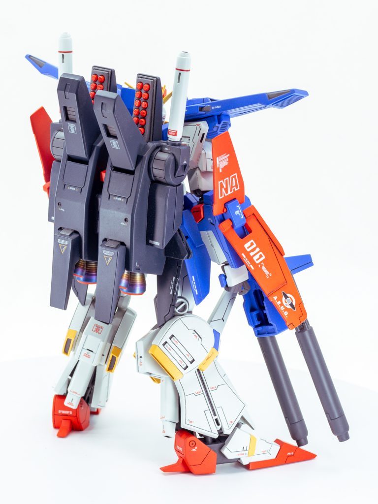 強化型への変更ですがバックパックの変化が1番大きな部分でノズルは大型2連(メタルパーツ)、ノズルカバーを長いものに、サイドブロックの変更、ミサイルポッドはキットをごっそり切り飛ばして新造。一応ミサイルポッドは開くようにしておきました。中のミサイルは2列で一回り大きいものに。ふくらはぎ周りも新造しています。