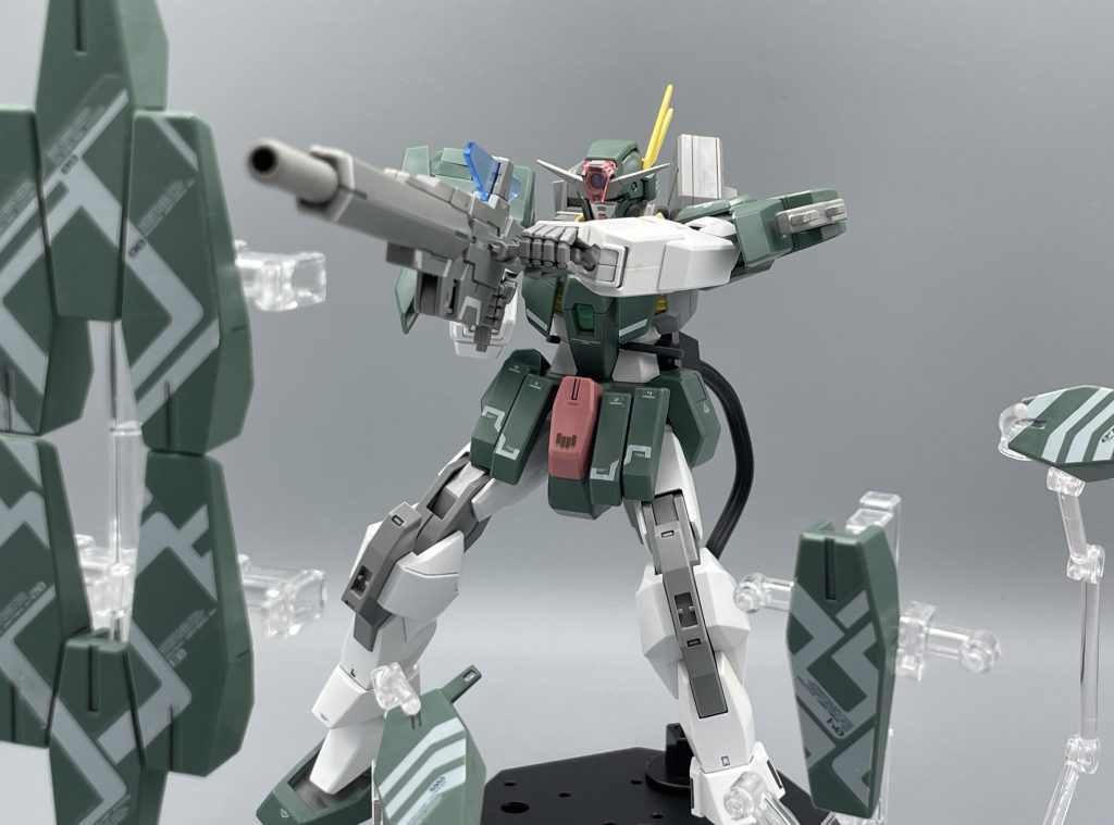 GNシールドビット展開！　パイロットが狙撃に集中するため、機体の「防御」はハロが引き続き担当します。シールドビットは機体の各所に装備され、必要に応じてパージされ、ハロにより遠隔操作されます。　各ビットには、ビームガンが内蔵されていて、攻撃兵器としての運用も可能な攻防一体の装備です。　OOシリーズは、ハロが戦闘員すぎるだろ(笑)