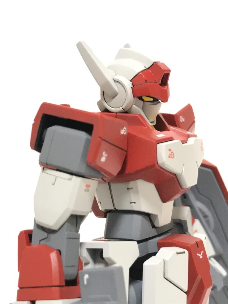 頭部と肩部が大破したアデルを改修したという設定…というのは建前です。頭部はGバウンサー、肩部はAGE-2ノーマルのものを加工して使用しています。