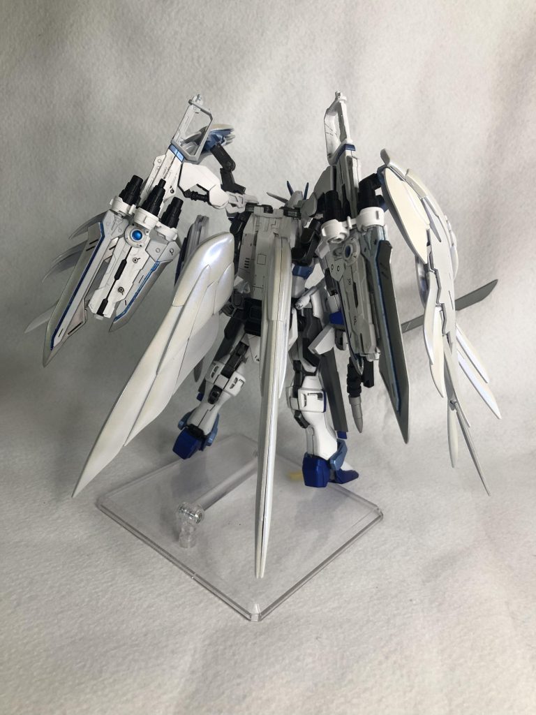 バックパックは30mmのものを基部にRGウイングゼロカスタムの羽とHGのカレトヴルッフをマウント。腰は加工したゼロカスタムのバックパックをイモータルジャスティスの腰アーマーに付けています。