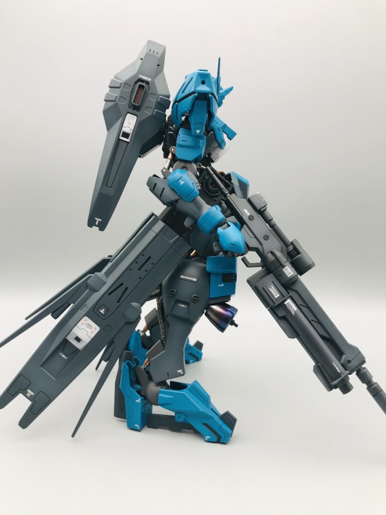 キットのライフルにグレネードランチャーとスコープをジャンクパーツやプラ材を使用して改造。