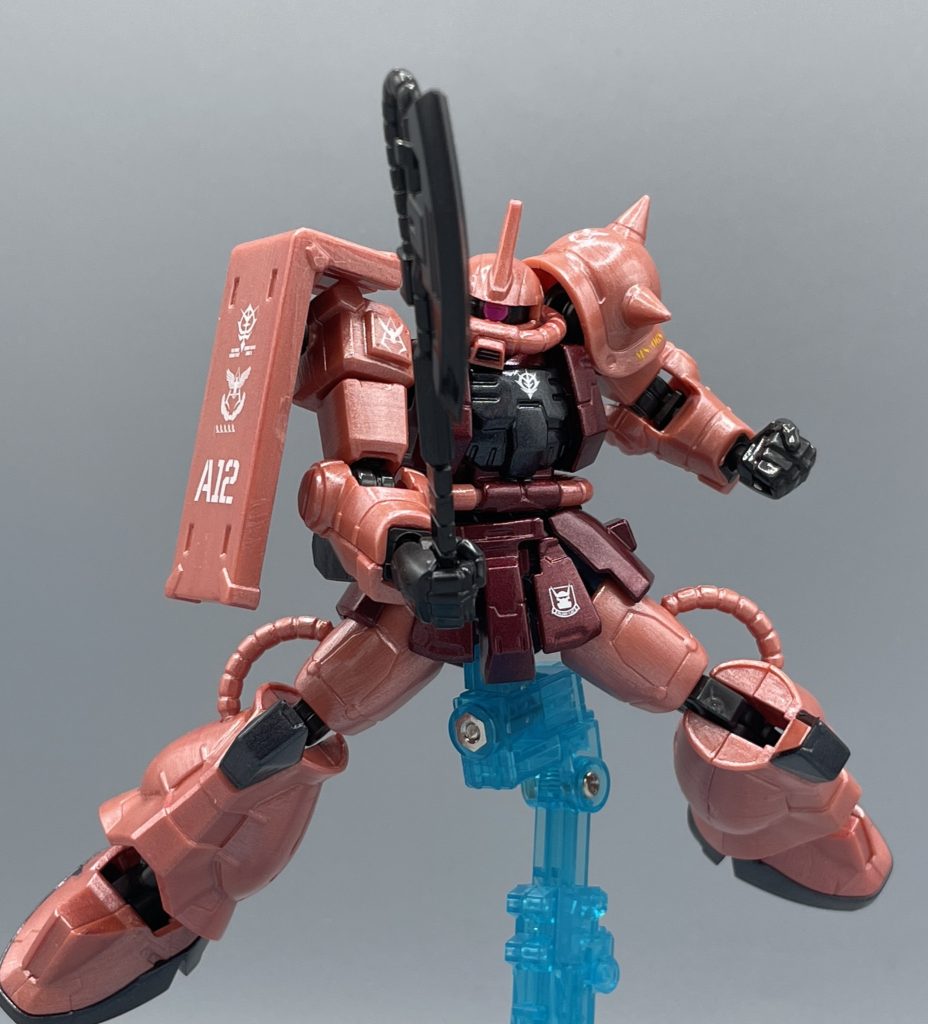 ヒートホーク!!  幸いシャアが大好きなこともあり、デカールはたくさん持っていました。デカール貼りが終了したザクを見て感じたのは、やっぱり“コレジャナイ”感でした。もう泣きというか諦めの気持ちさえ芽生え始めておりましたが、(まだだ!まだ終わらんよ!)と心の中で叫ぶ大尉の声に心を奮い立たせました。