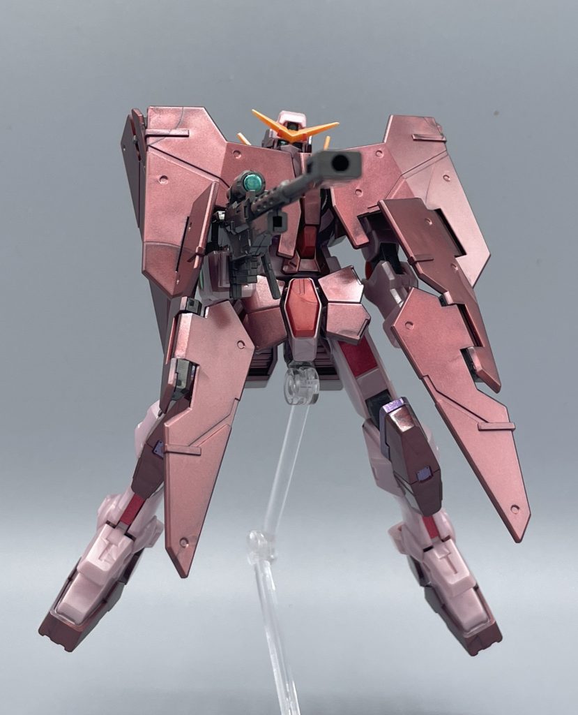 GNフルシールド　トランザムシステムによって大量に放出された圧縮粒子は、機体全体に纏われて、防御力まで底上げします。　フルシールドはパーツ面積が大きいので、どうしてもウェルドラインが目立ってしまいますね。しかしそれも、トランザム粒子の模様と納得すれば、何の問題もありません(笑)