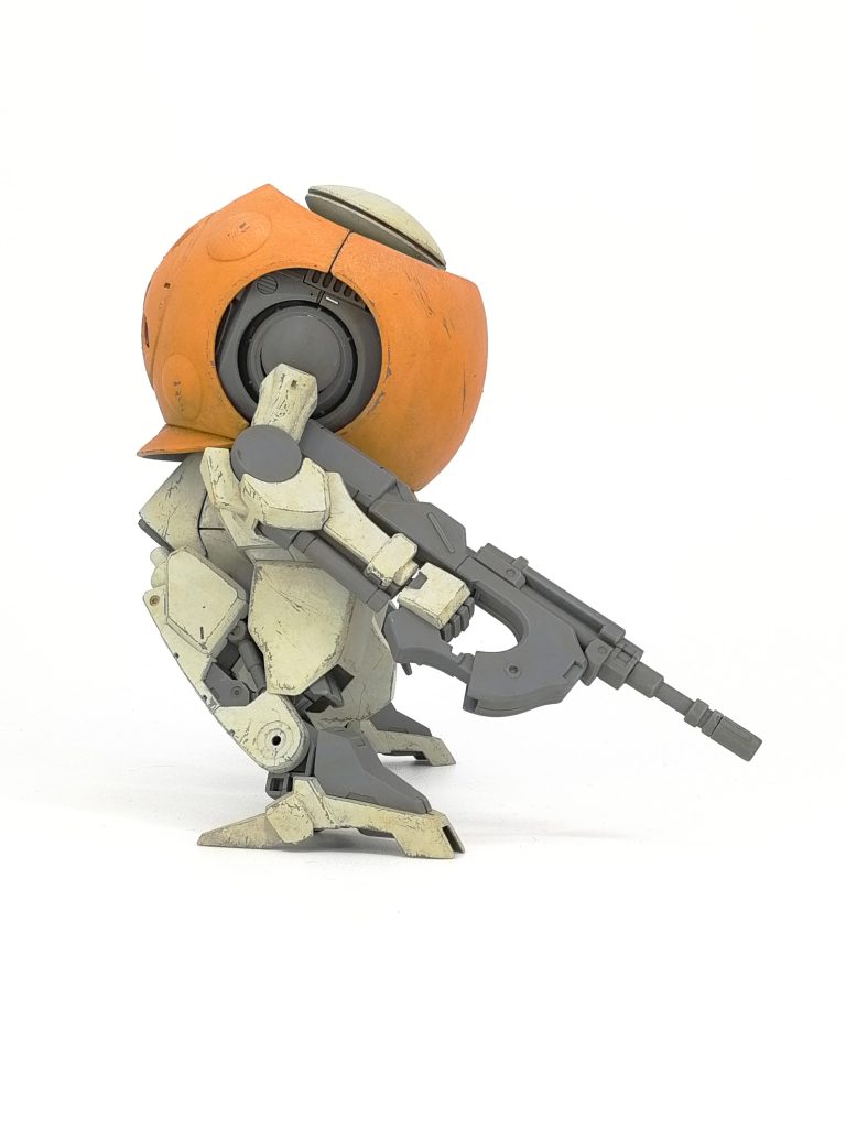 塗装はフレーム色のメカサフヘヴィまでエアブラシで塗装し、ファレホでドライブラシ、オイルブラッシャーで汚しを軽く入れた後一度クリアでコート。その後メイン色をファレホで筆塗り、この際化粧用のぼかし筆を使用して叩くように塗って劣化した表面をイメージしたムラを作っています。塗料の剥がれをファレホエアブラシシンナーを沁み込ませた筆や楊枝で擦り落として実際に剥がすことで表現。さらに油彩やウェザリングカラー、パステル等で汚しを描き込んでいきました。