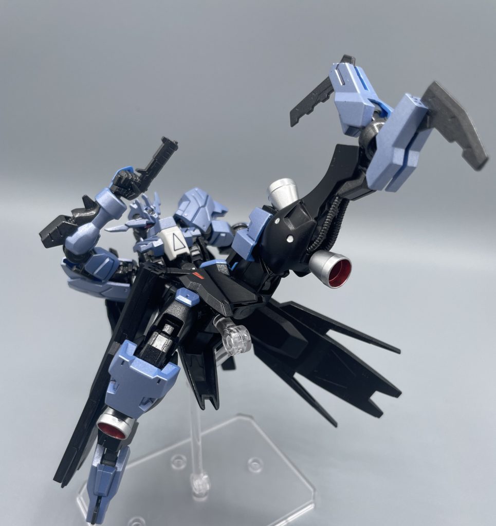 足部ハンターエッジ ヴィダールの、近接格闘用装備。刃に切断能力こそないものの、蹴り上げや踵落としで絶大な攻撃力を誇ります。隠し武器的な役割も果たし、モブキャラにとどまらず、三日月の駆るバルバトスルプスレクスさえも苦戦させました。 キットの可動範囲は本当に素晴らしく、格闘ポージングもガンガン決まります。本当にいじっていて楽しいキットです。