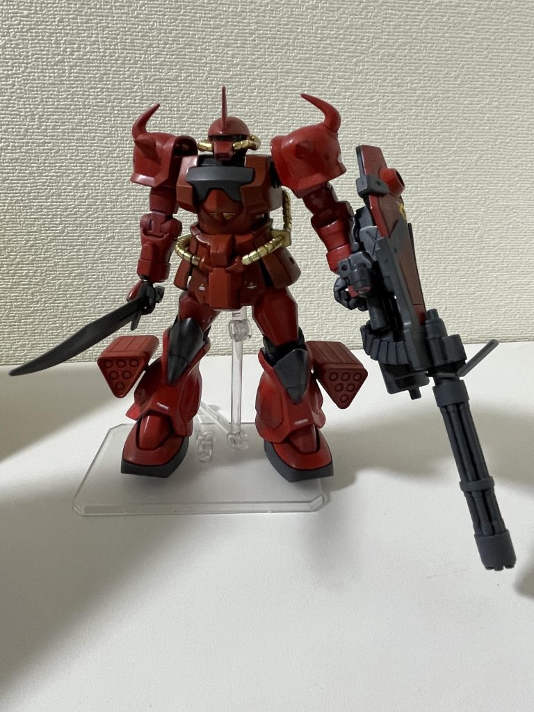 全身を前から。ガトリングがすごく長い。